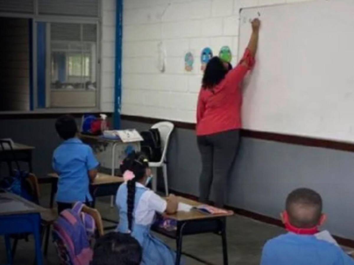 Niño cansado de que le tomaran el agua llevó cloro en su termo y dejó a compañero hospitalizado