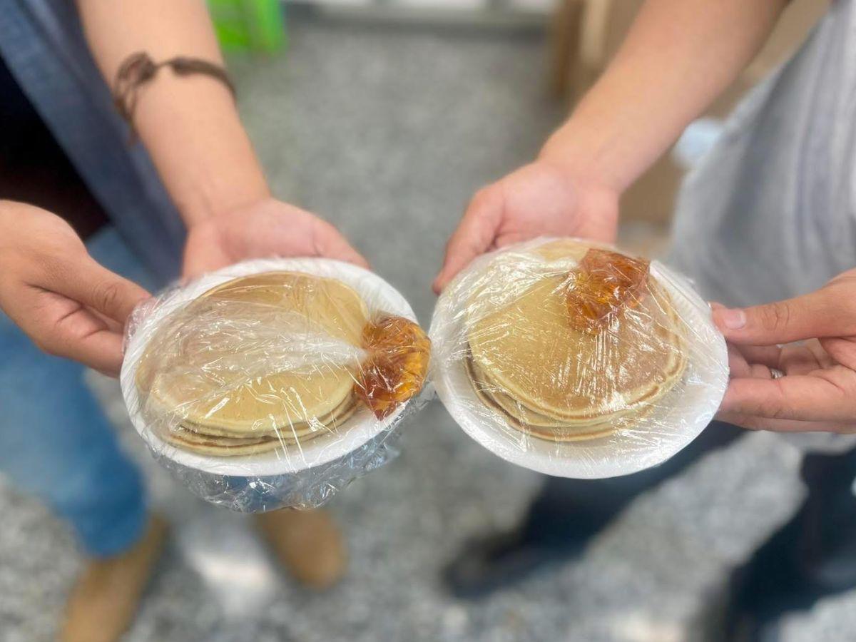 Gemelos venden panqueques para financiar sus estudios en la Unah