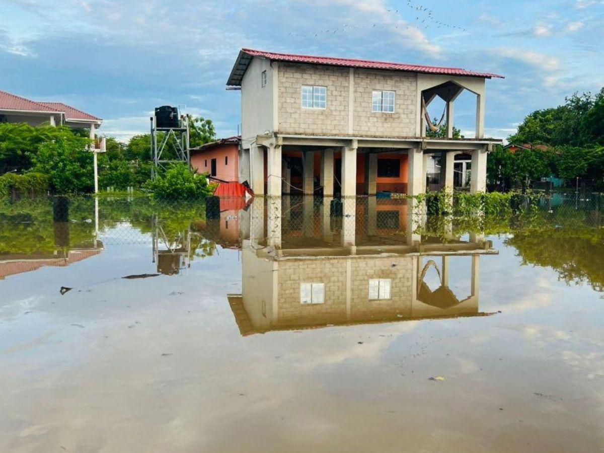 Fuertes lluvias inundan El Cubulero y afectan a decenas de familias