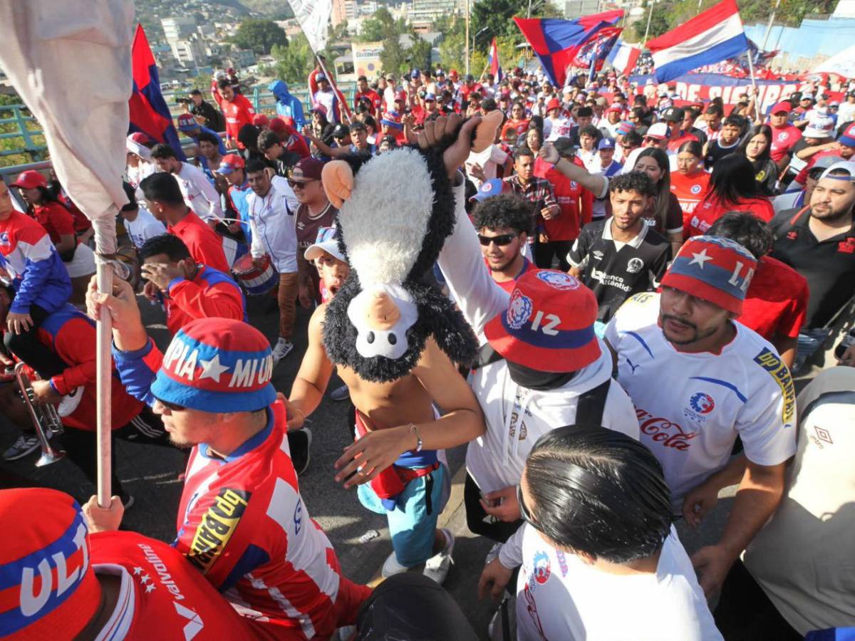 Las bellezas del clásico, show de Ultra Fiel y ambientazo para el Olimpia-Motagua