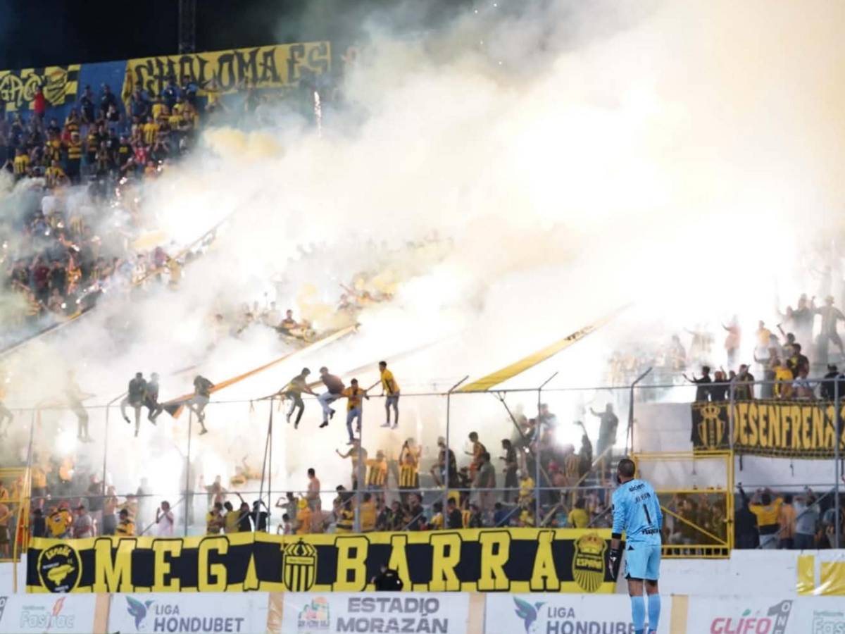 Locura del Real España, amargura y bronca en Olimpia, billetazos y polémico gesto
