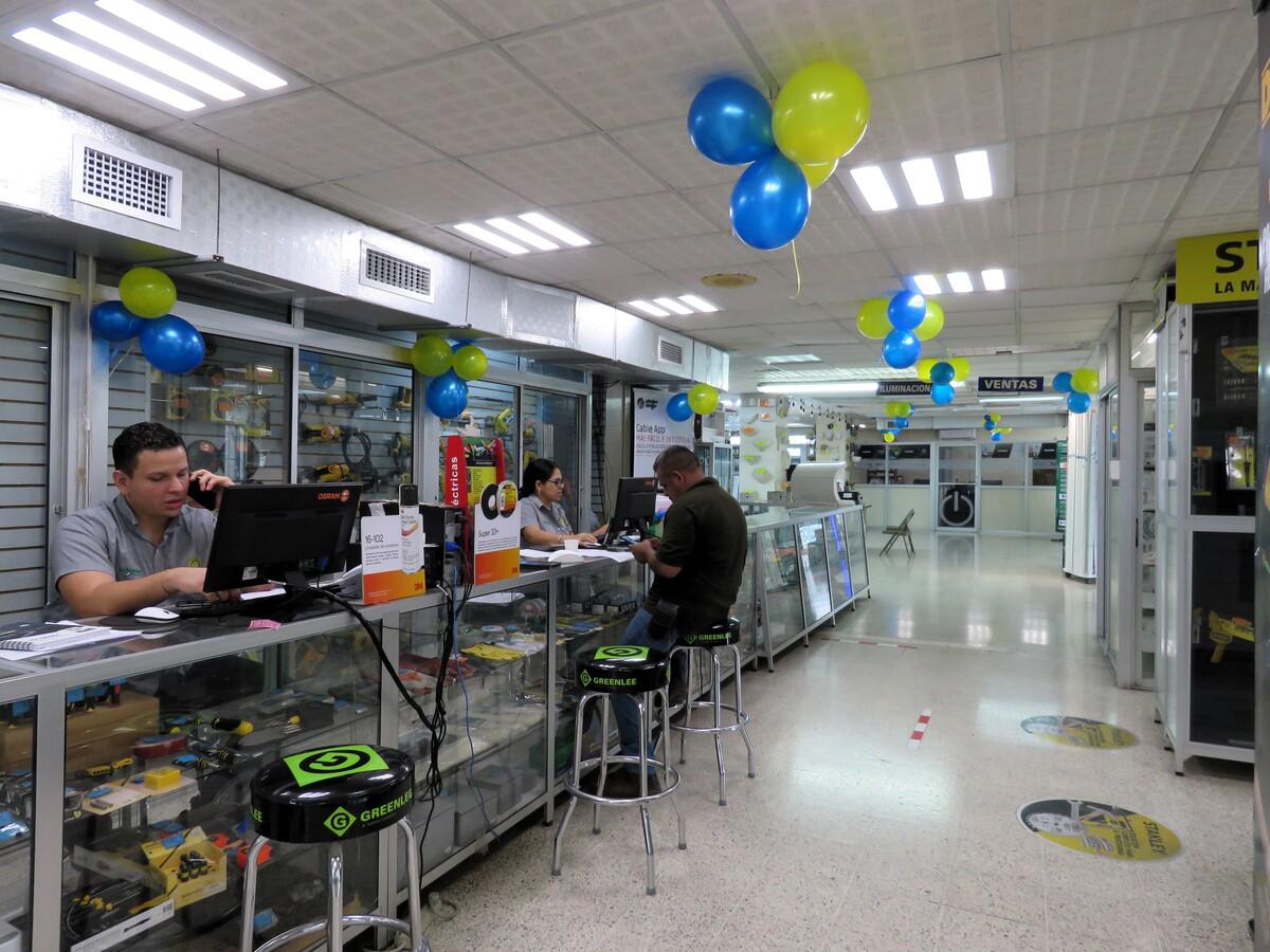 53 años liderando la importación y comercialización de materiales eléctricos