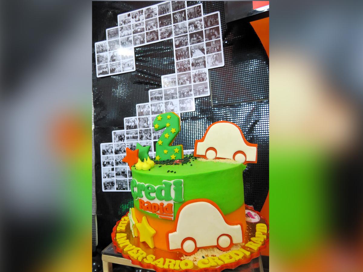 Durante los actos de celebración se partió un pastel conmemorativo.