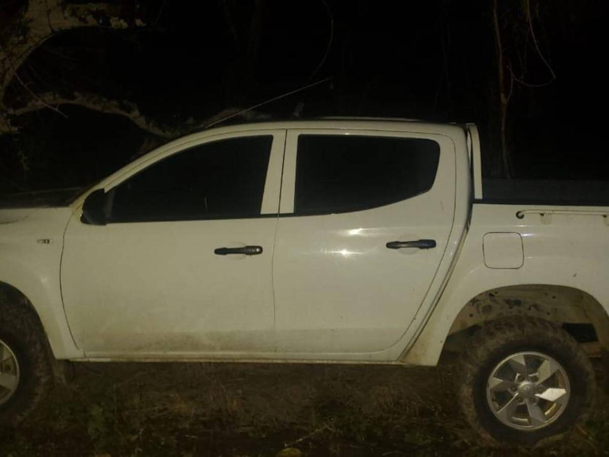 Hallan tres vehículos pickup con reporte de robo en zona montañosa de Azacualpa