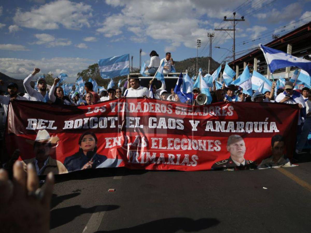 “Los creadores del caos”: las imágenes de la manifestación frente al CNE