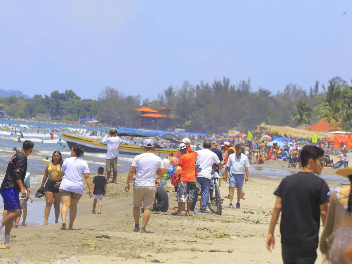 Turistas hondureños abarrotan las playas de Tela, Atlántida