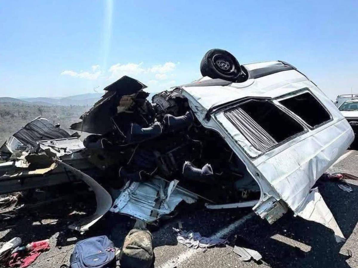 Al menos 21 muertos deja aparatoso accidente de carretera