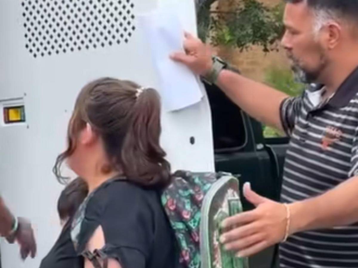 Desgarrador: Migrante hondureña entra en pánico tras ser arrestada por ICE al salir de corte