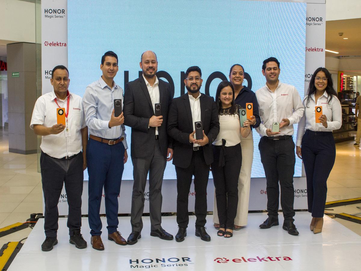 Los ejecutivos de HONOR y Elektra en el lanzamiento de los modelos Honor Magic Series.