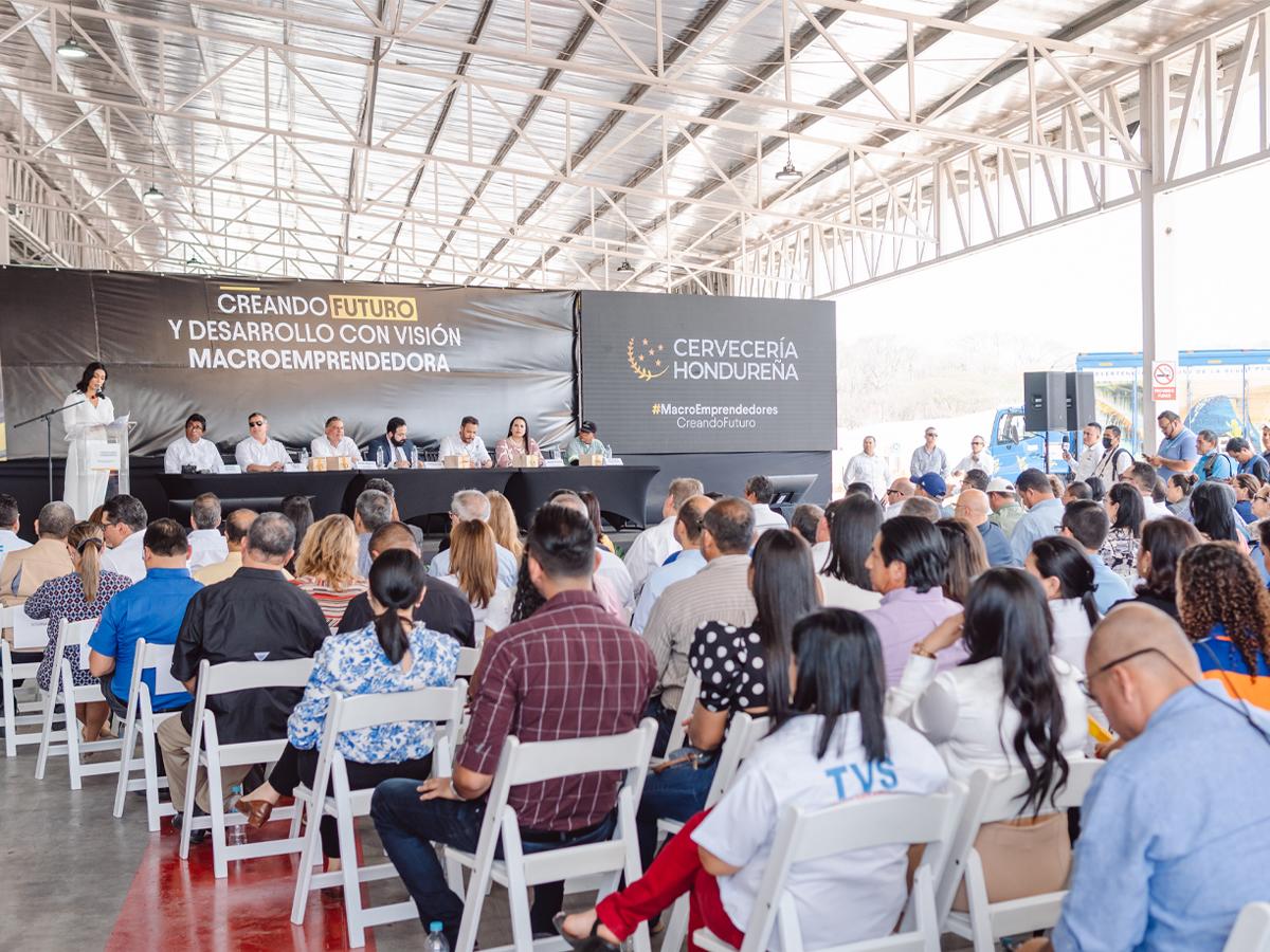 Asistentes al evento de inauguración del nuevo y moderno centro de distribución de Cervecería Hondureña en Choluteca.