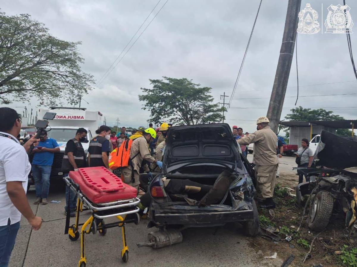 El carro quedó destrozado, pero Alexander sobrevive de milagro tras choque en San Manuel