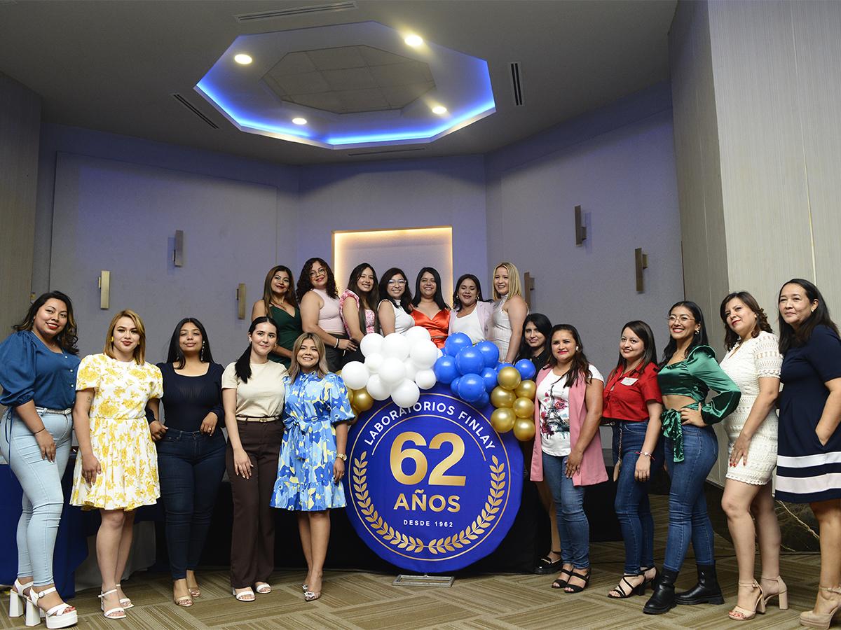 Los colaboradores y ejecutivos de los diferentes departamentos y ciudades se reunieron para ser parte de la celebración del 62 aniversario de Laboratorios Finlay.
