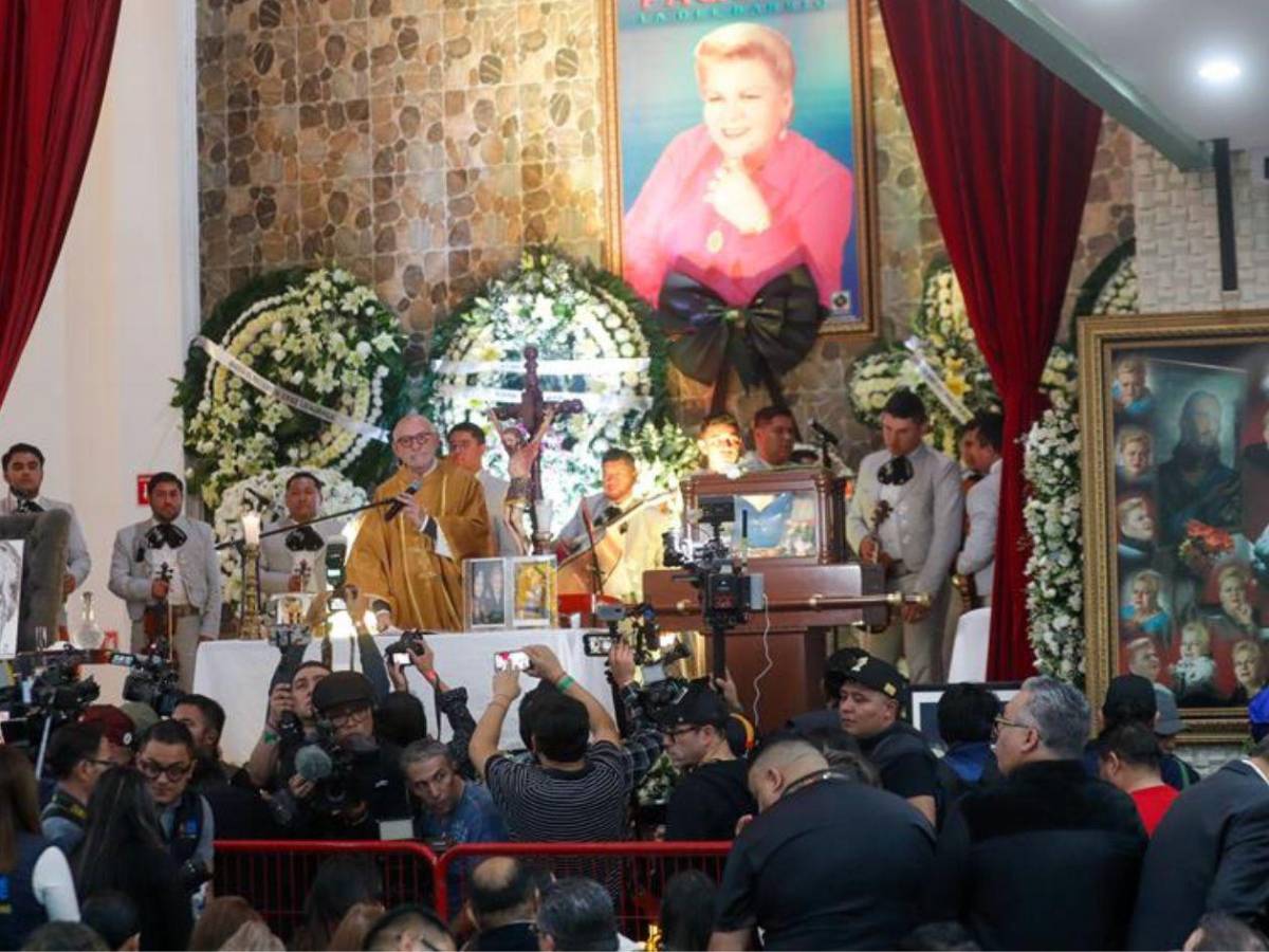 Miles de mexicanos dicen adiós a Paquita la del Barrio