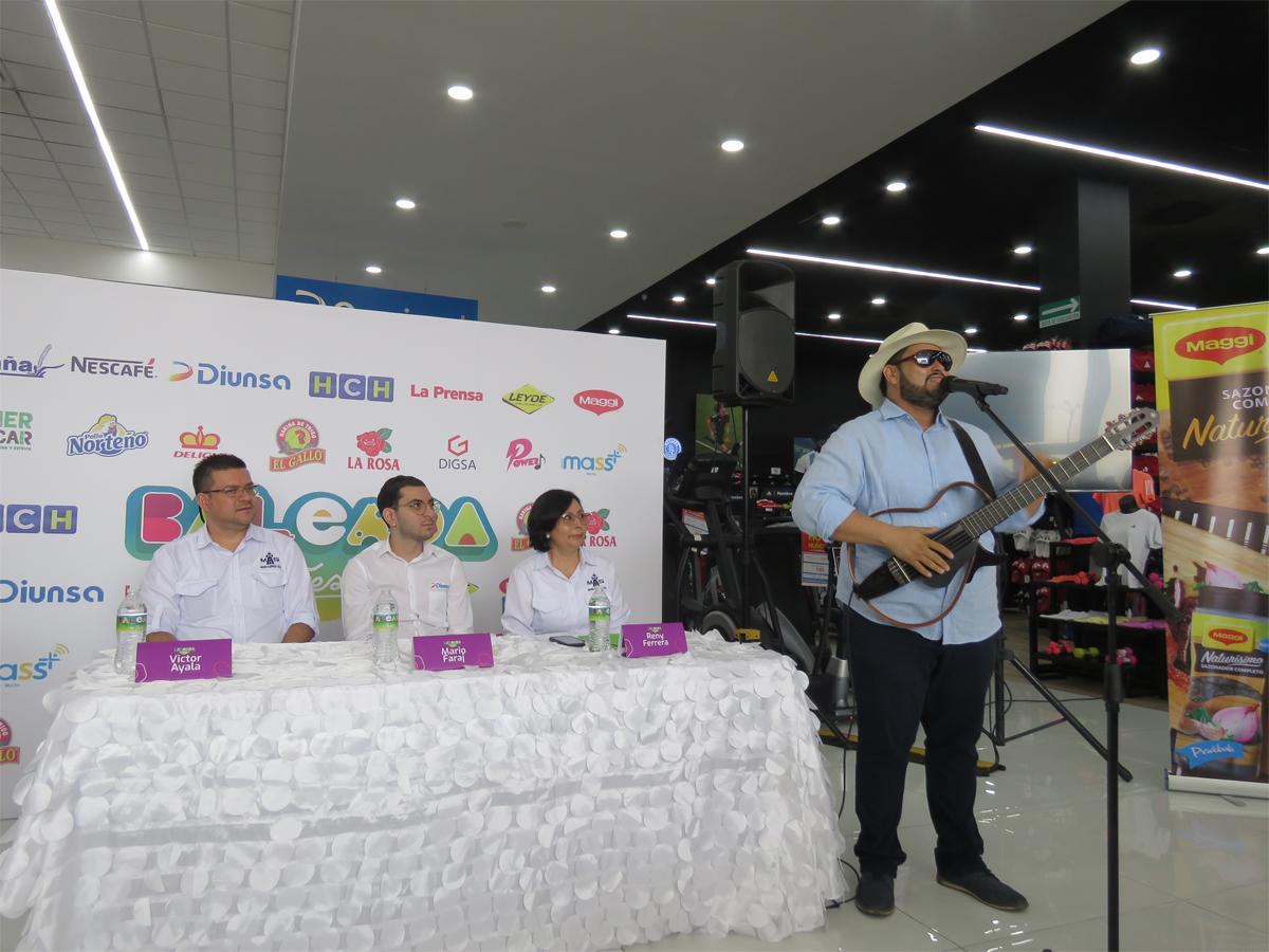 El artista nacional Abraham Saenz estuvo presente en el lanzamiento y cantó su más reciente éxito “No la cambio por nada”.