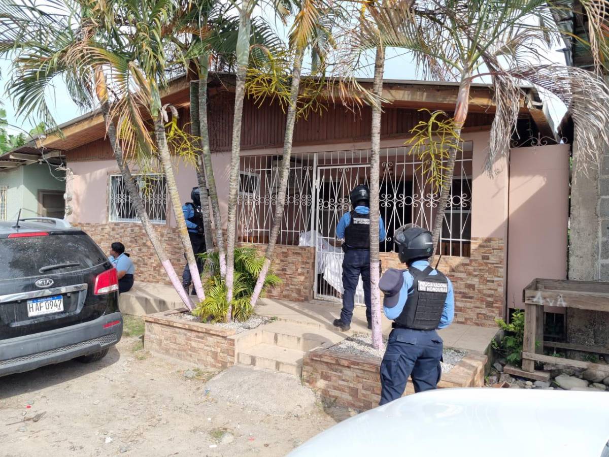 El presunto hechor llegó a bordo de una motocicleta hasta la vivienda de la joven para asesinarla a balazos.