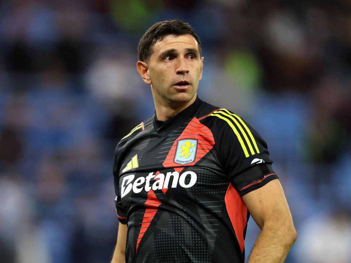 'Dibu' Martínez: los dos gigantes de Europa que pelean fichaje del portero argentino