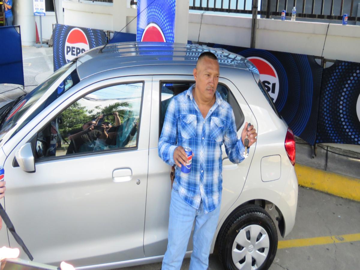 José Elwir Ponce posó, muy alegremente como pueden observar, con su Suzuki Alto totalmente nuevo.