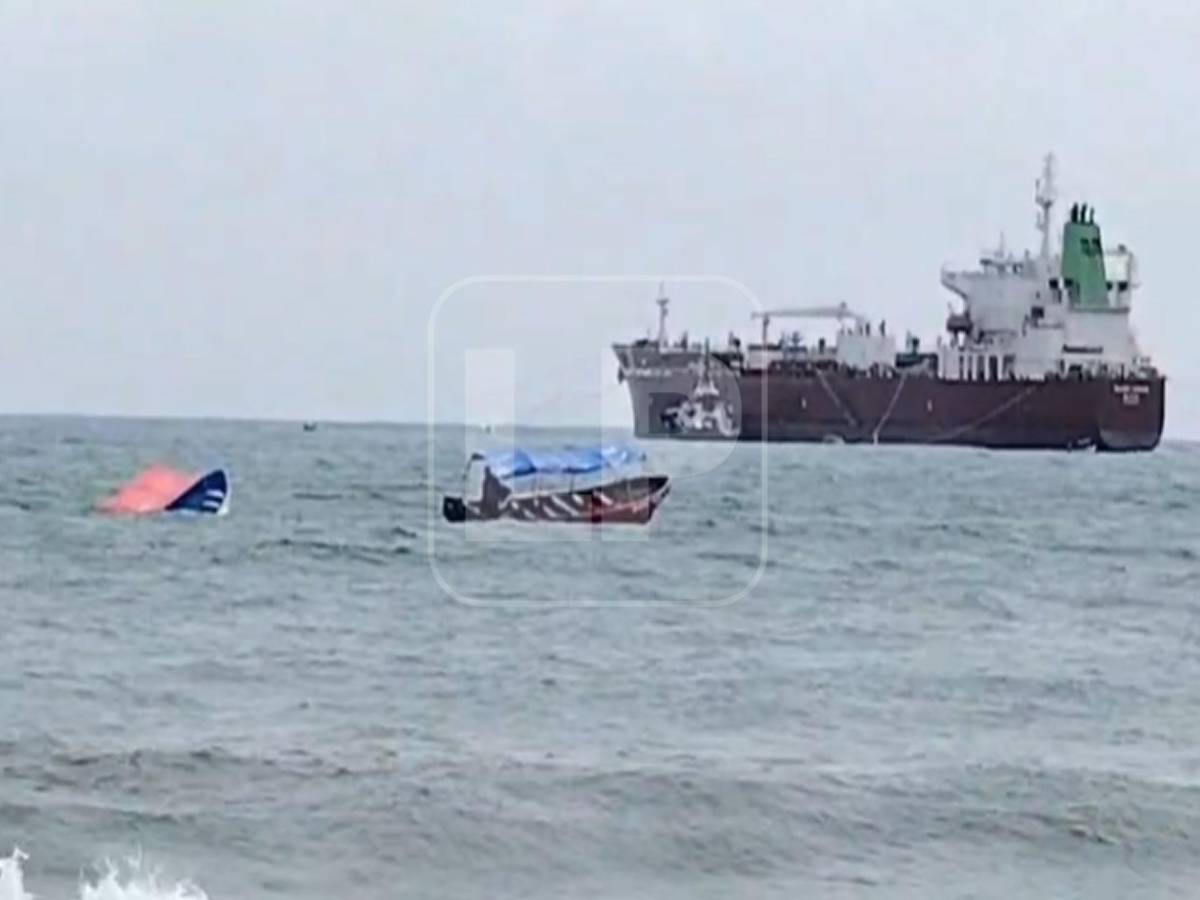 Lancha con 17 turistas se vuelca frente a Playa Bonita en Tela