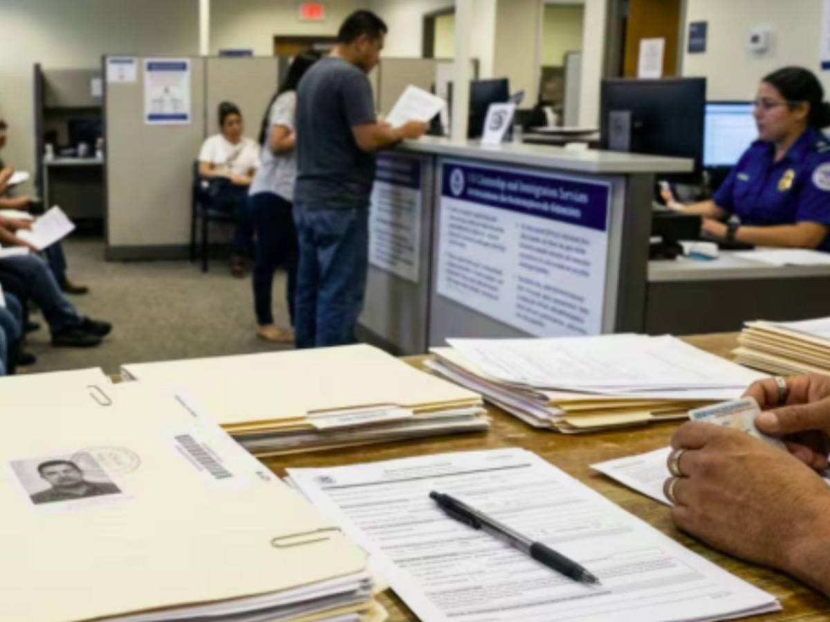 Inmigrantes en Estados Unidos podrían quedarse temporalmente sin permiso de trabajo