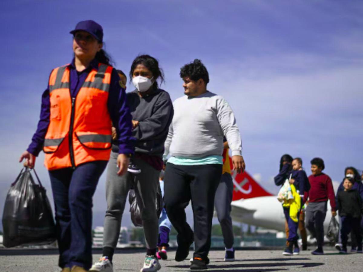 Inmigrantes en Estados Unidos podrían quedarse temporalmente sin permiso de trabajo