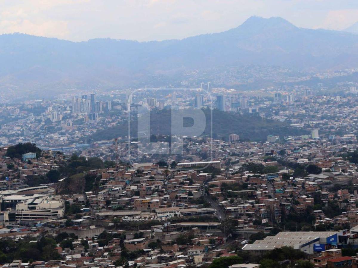 Tegucigalpa se ahoga en humo: incendios rodean la capital