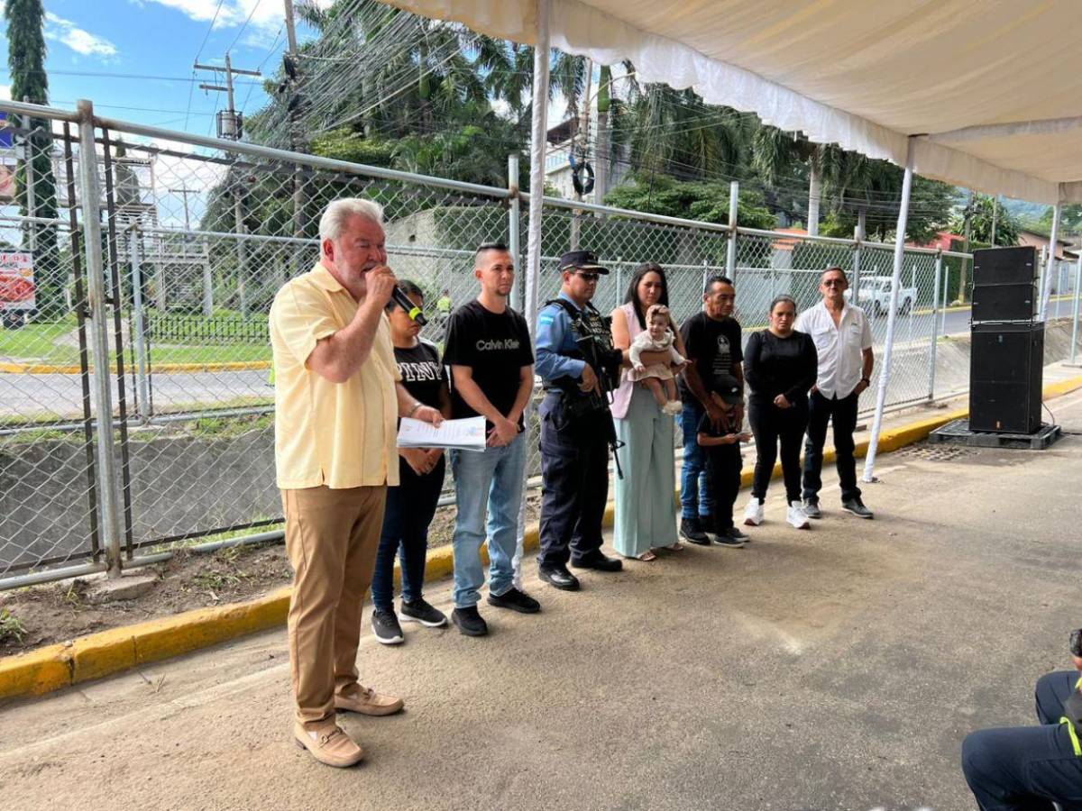 San Pedro Sula honra al inspector Kevin Pérez con placa por su acto heroico