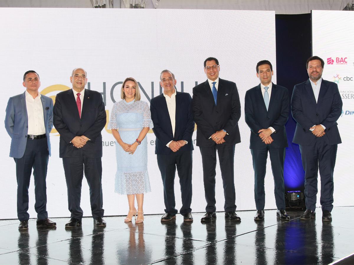 Representantes de HonduFuturo, Fundación Ficohsa y otras empresas donantes del programa de Crédito-Beca.