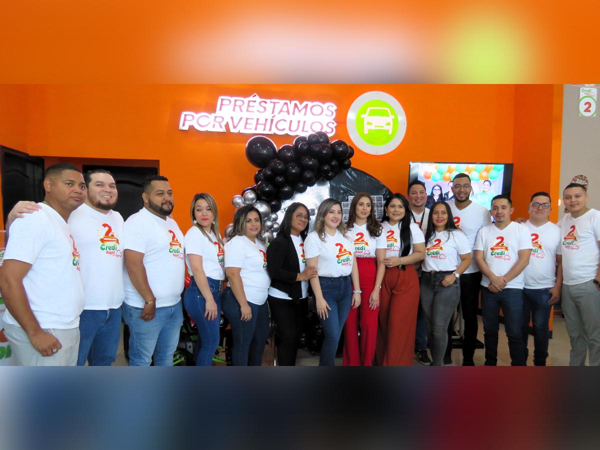 Colaboradores de Credi Rapid celebraron con alegría dos años de servir a los clientes.
