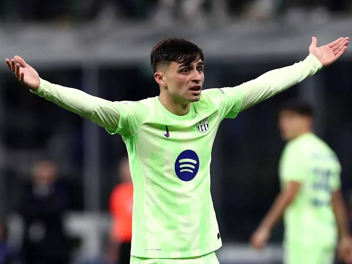 El árbitro Marciniak se burla de las quejas del Barcelona y le manda un aviso