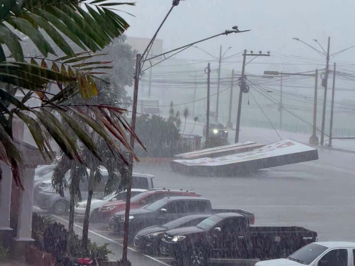 Lluvias azotan Siguatepeque y provocan caída de valla de restaurante