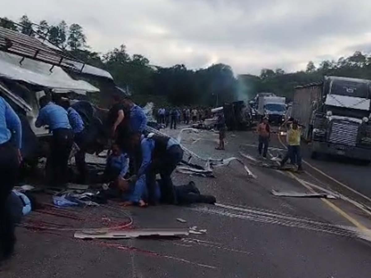 Policías venían de reclamar uniformes cuando fueron impactados por una rastra en la CA-5