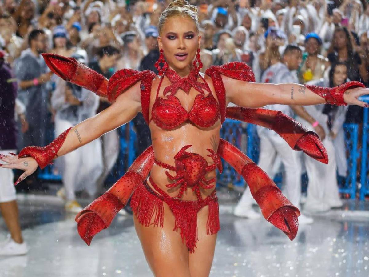 La novia de Vinicius debuta como reina en el carnaval de Río