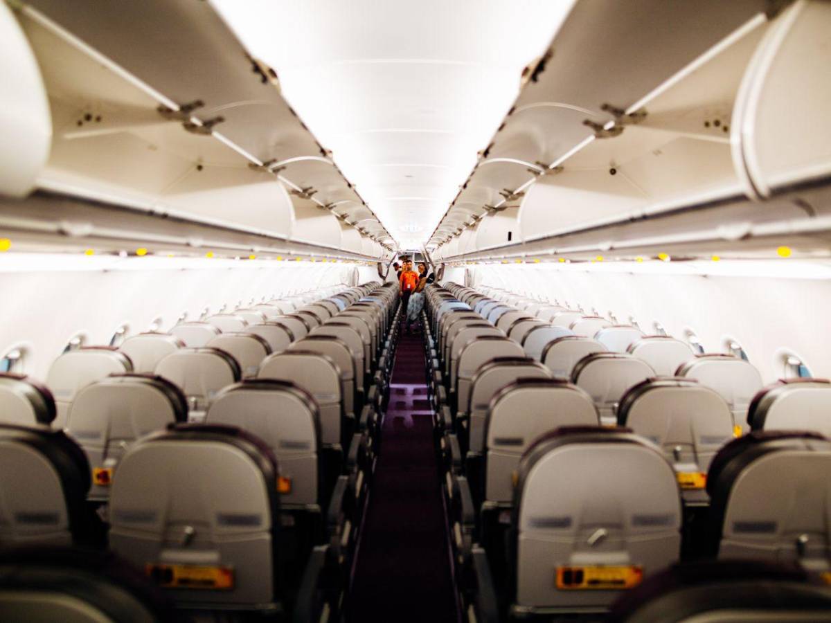 Entre tres personas lo jalábamos: mujer evitó que su esposo fuera succionado de un avión