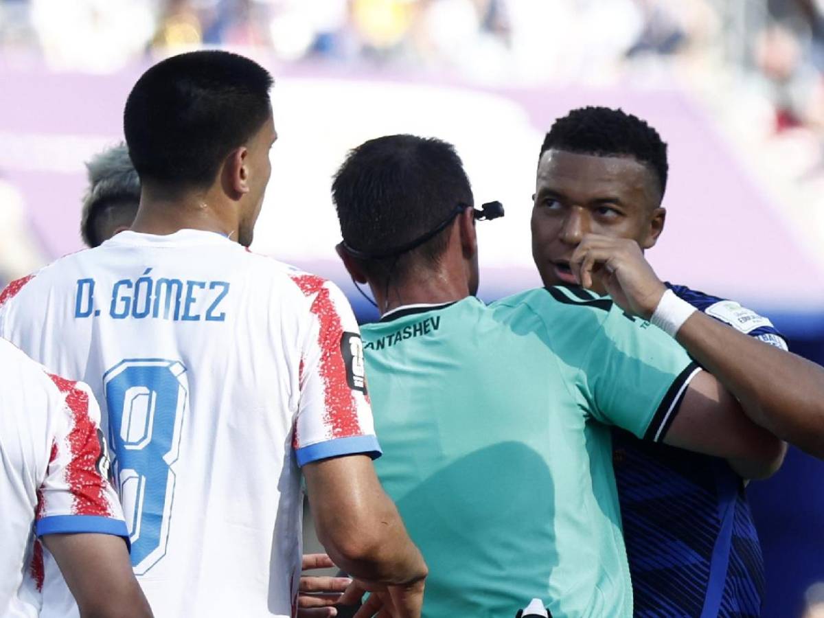 La pelea de Mbappé vs Paraguay, insulto del francés y le celebró en la cara a rival
