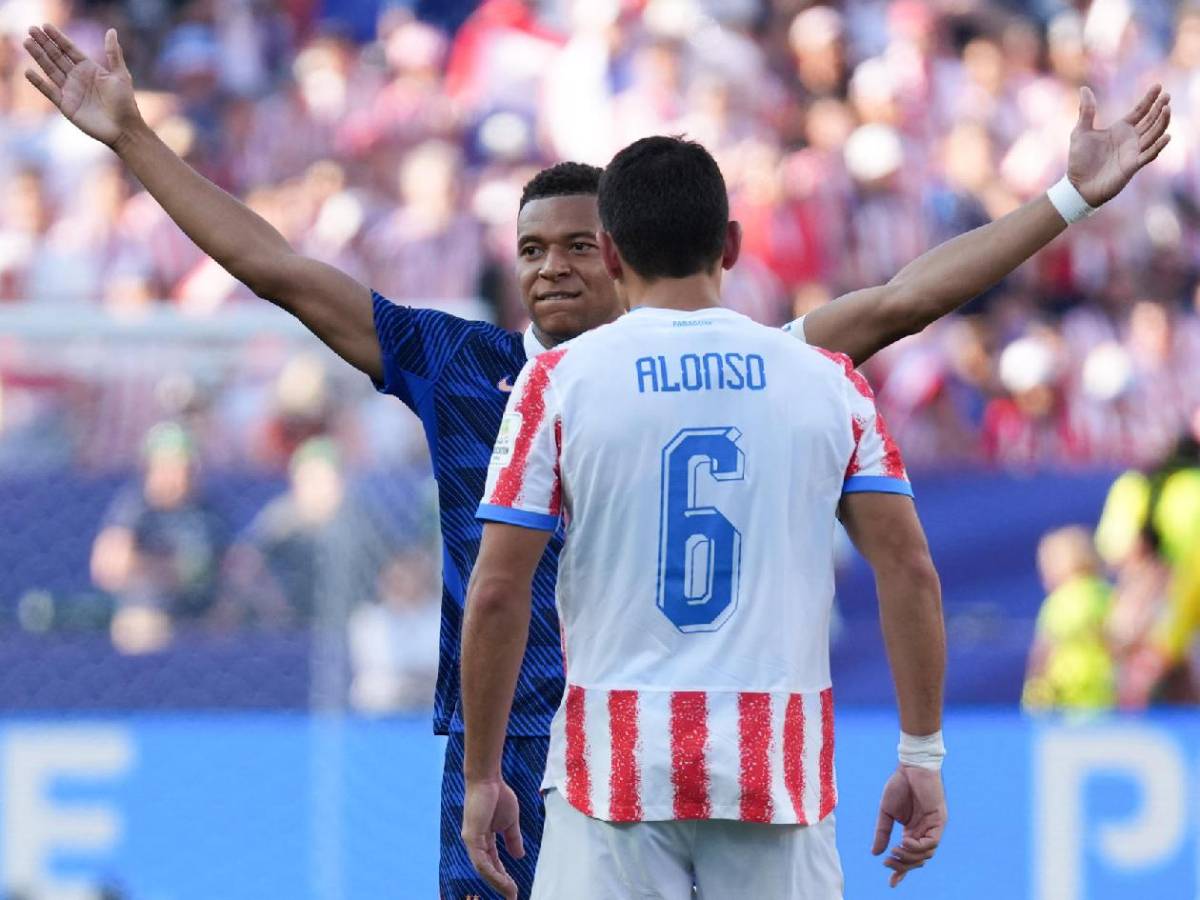 La pelea de Mbappé vs Paraguay, insulto del francés y le celebró en la cara a rival