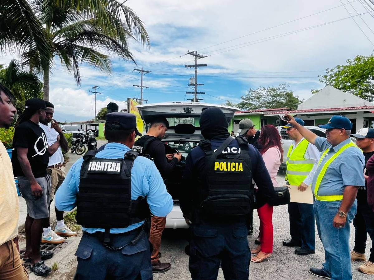 Los paquetes iban untados de café: capturan a tres hombres con millonaria suma de dinero en La Ceiba
