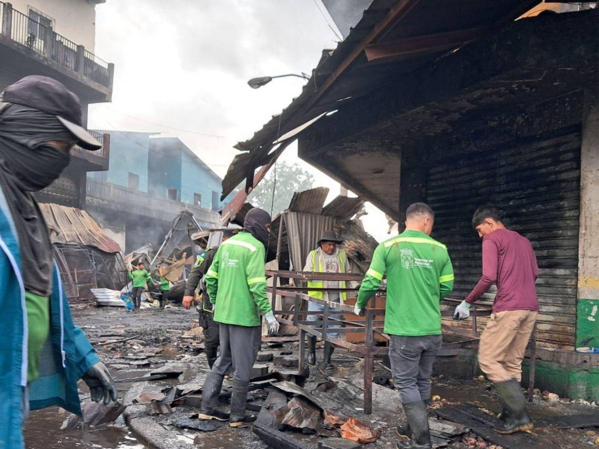 Historias de pérdida y esperanza tras incendio que arrasó con locales en mercado