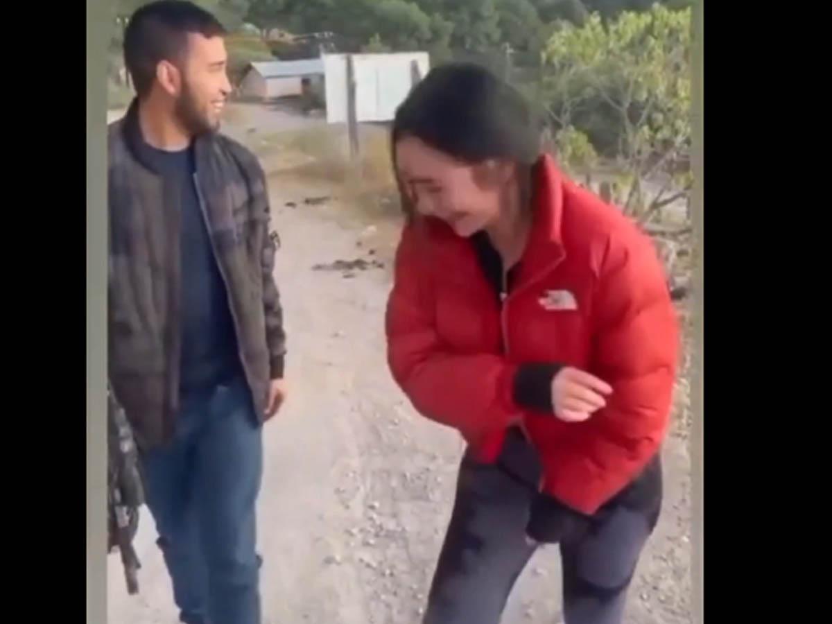 Sicaria del cártel de Sinaloa se exhibe en un video con equipo táctico y disparando un fusil