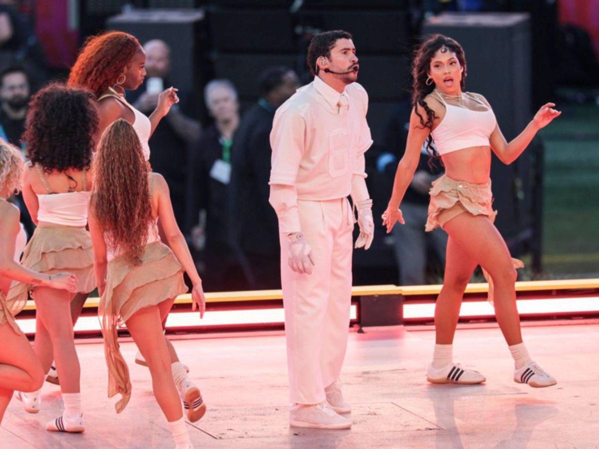¿Qué decía el balón que tiró Bad Bunny en el cierre del Super Bowl?