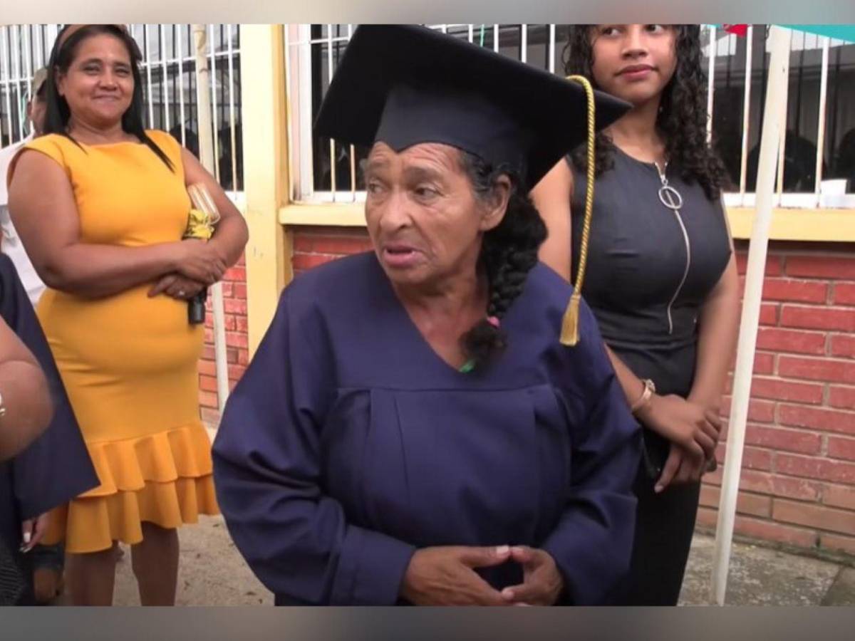 Alegría en Yoro: A sus 65 años, doña Vicky cumple su sueño de graduarse