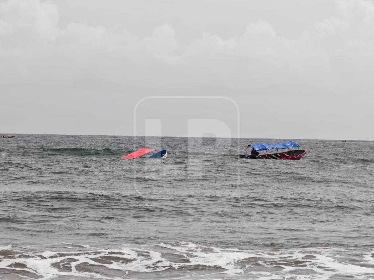 Lancha con 17 turistas se vuelca frente a Playa Bonita en Tela