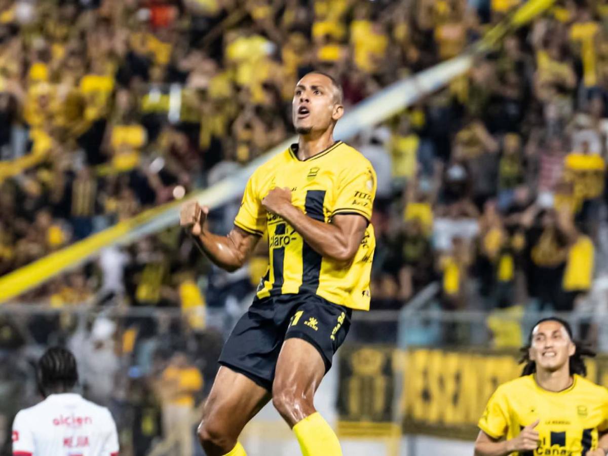 Locura del Real España, amargura y bronca en Olimpia, billetazos y polémico gesto