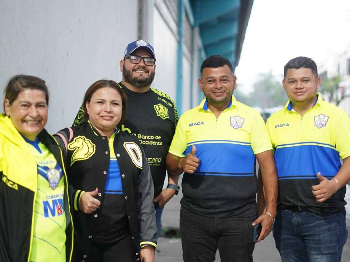 Tres mujeres enamoran y madre de reina da ejemplo en primer partido de Liga