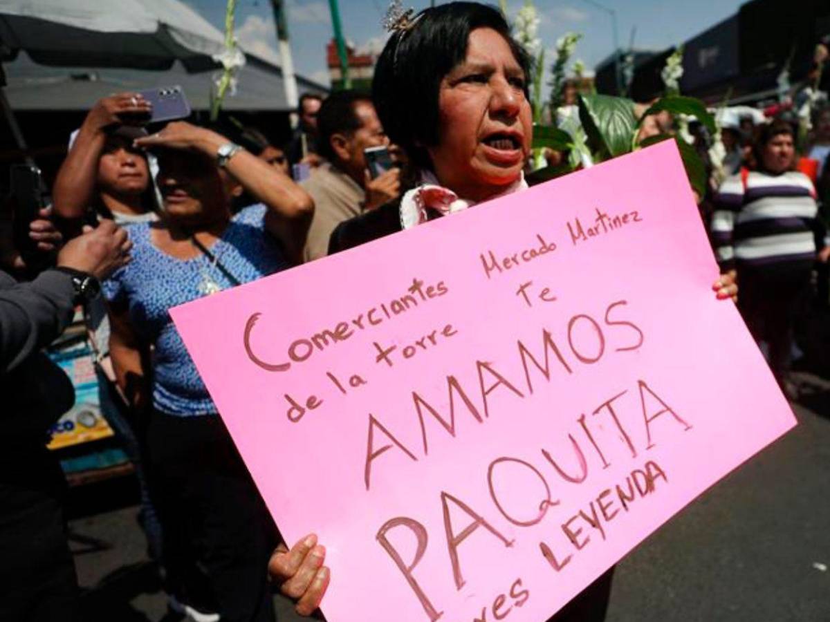 Miles de mexicanos dicen adiós a Paquita la del Barrio