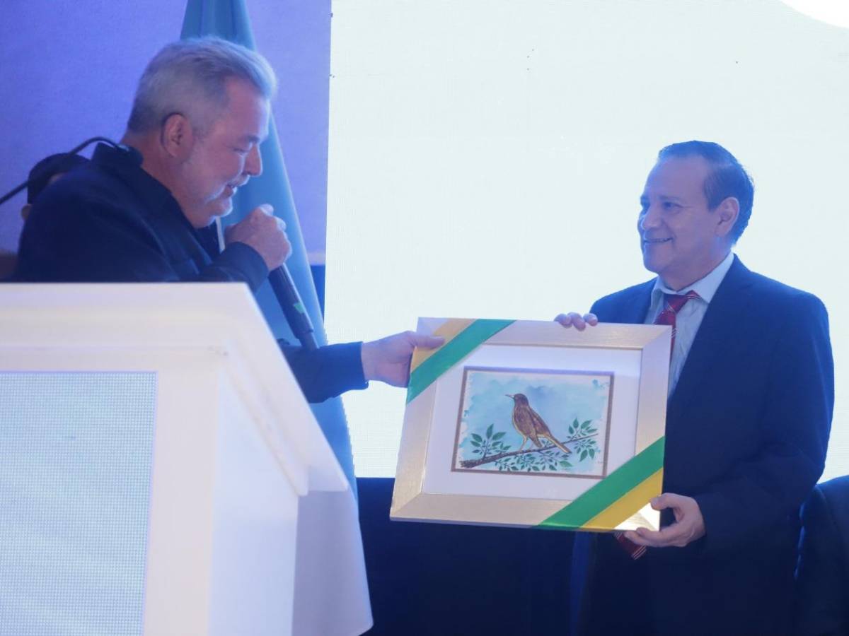 COMENAC 2025 rinde homenaje al Dr. Feizal Selman-Housein