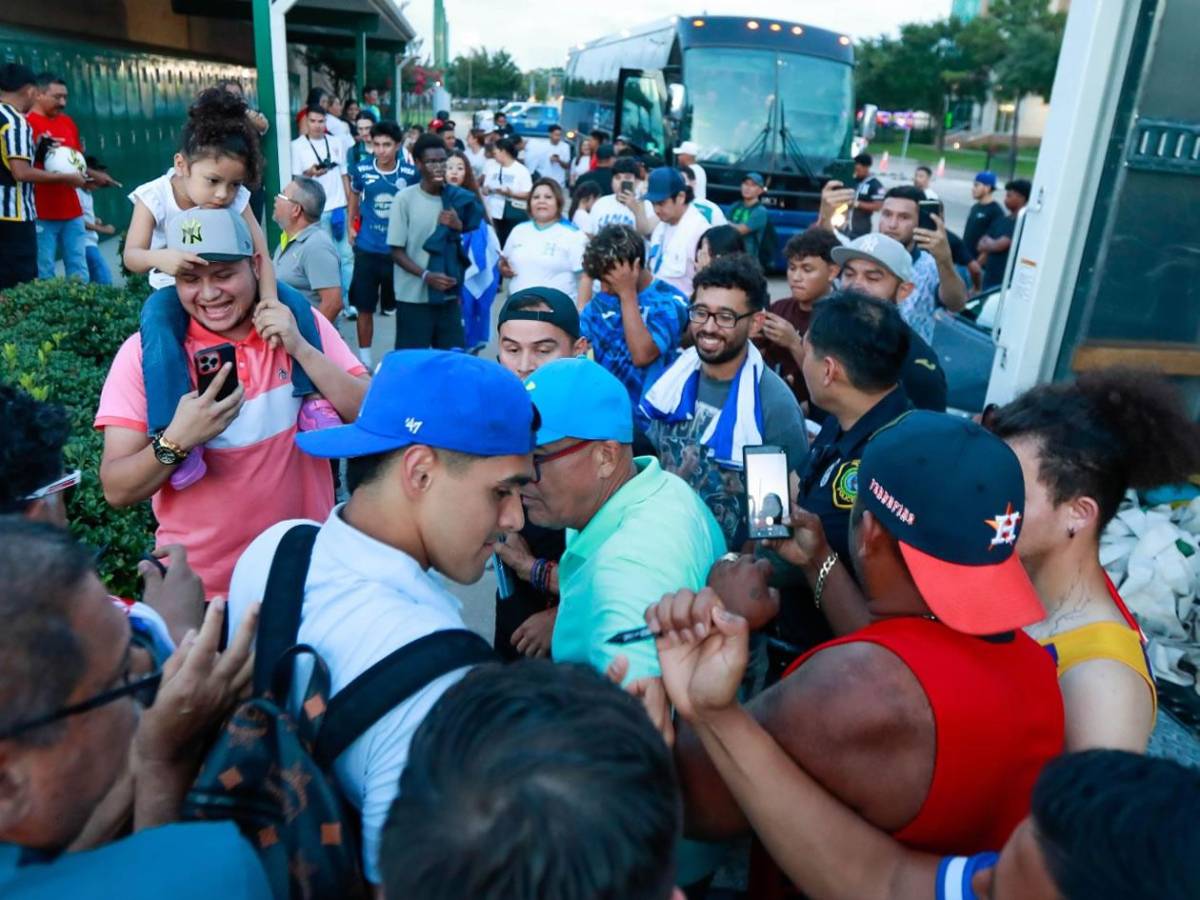 Locura por Palma, gifiti, regalos y youtuber presente en entreno de Honduras