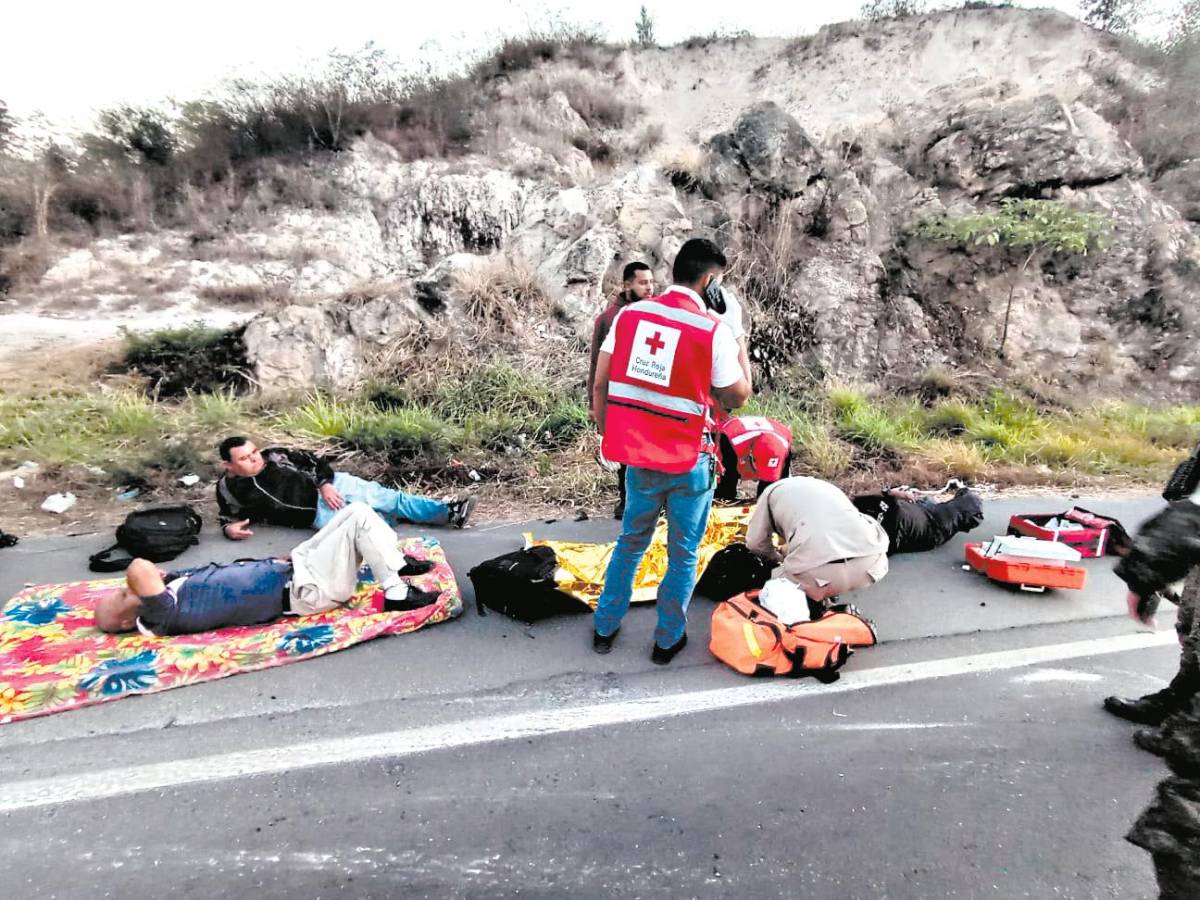 Tres policías y un reo sufren accidente en carretera hacia Olancho