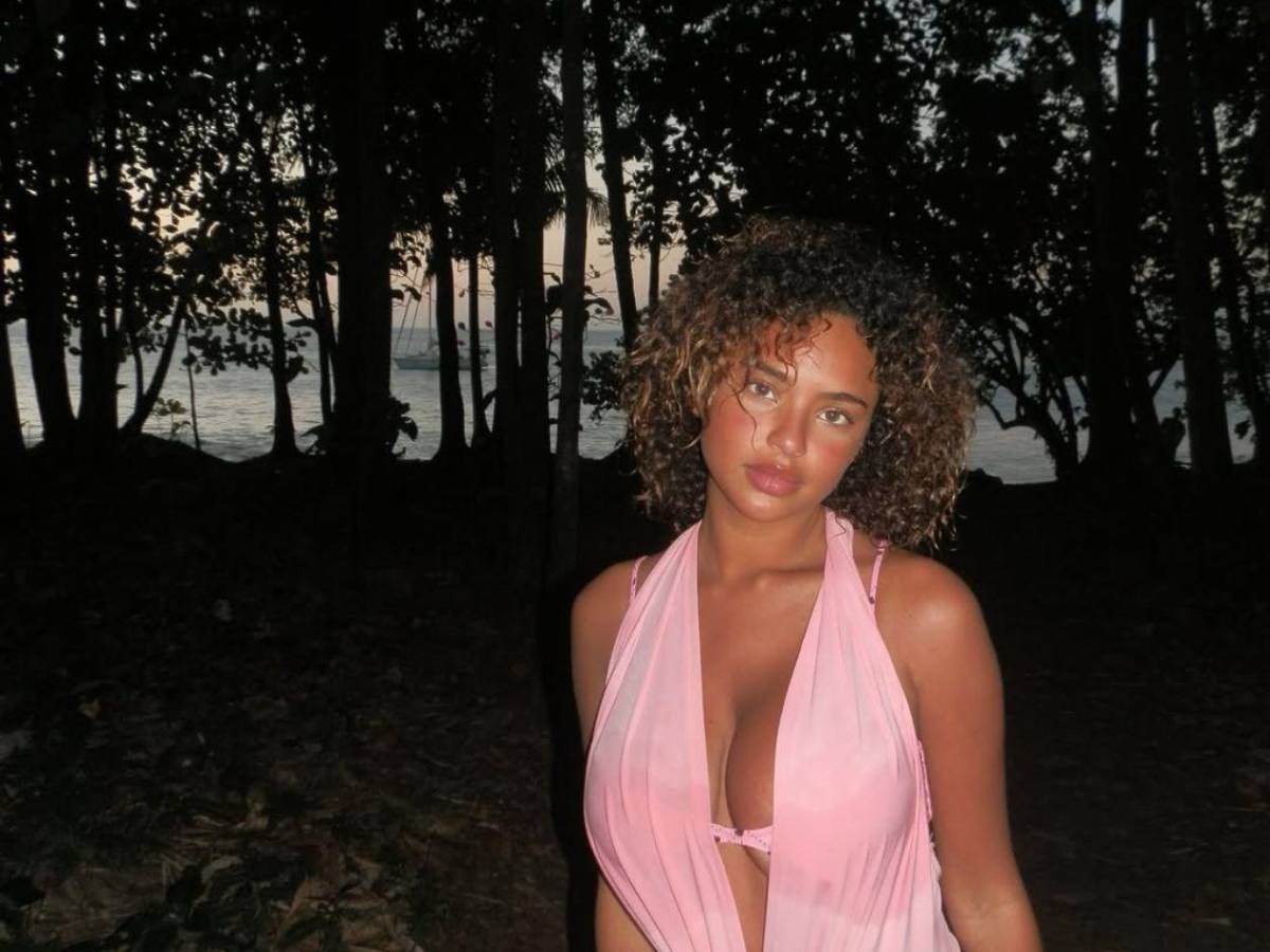 Famosa actriz e influencer acusa a futbolistas de acosarla cuando era menor de edad