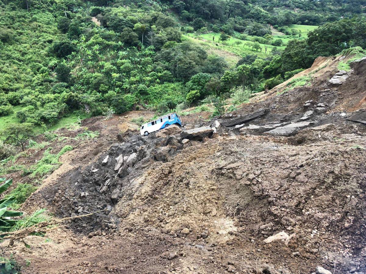 Falla en la aldea El Metal provoca que autobús se vaya a hondonada