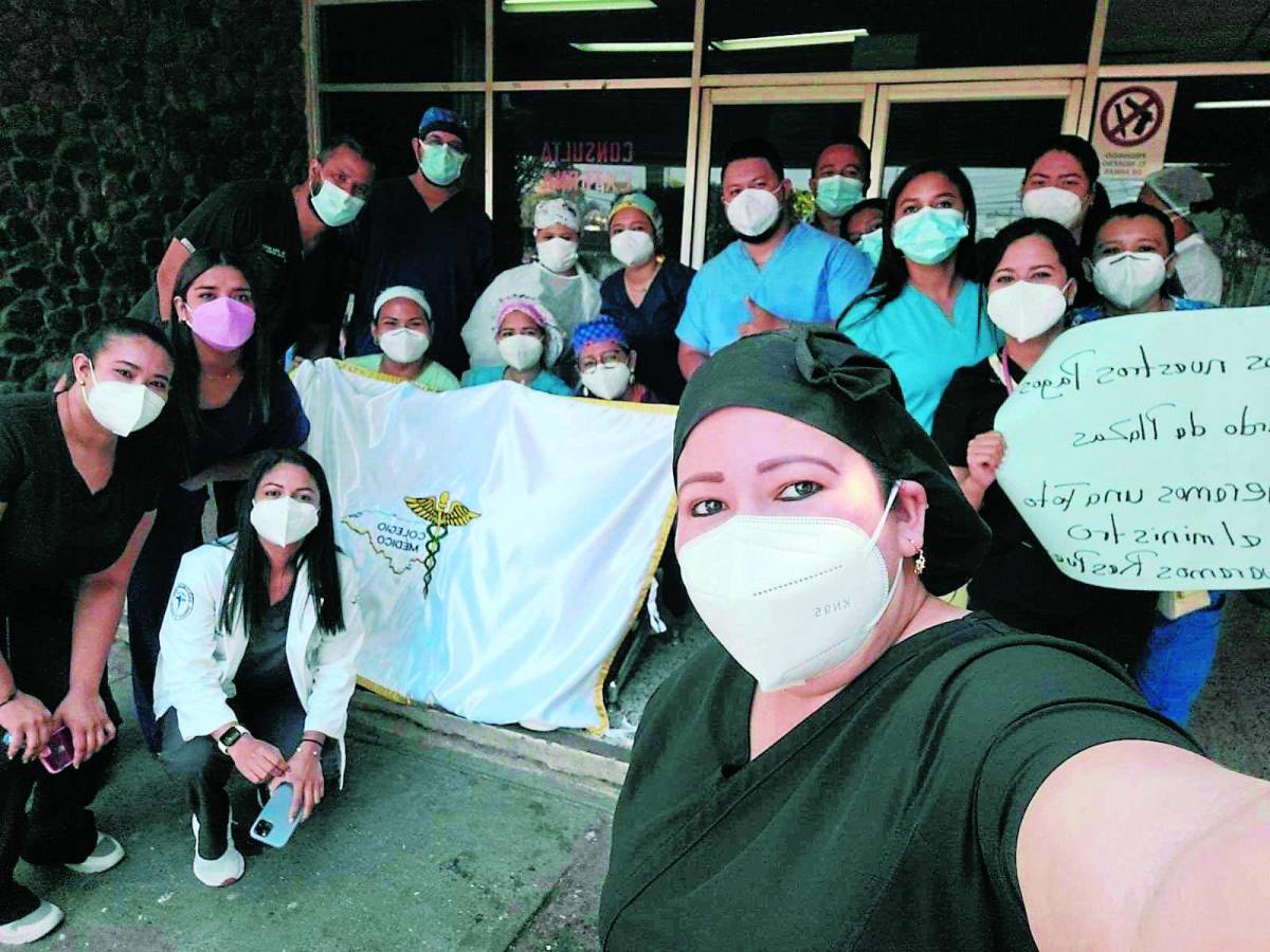 En el hospital de El Progreso protestaron con pancartas y banderas del Colegio Médico de Honduras.